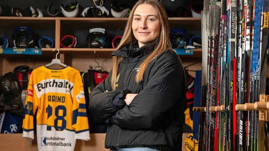 Professionelle Eishockeyspielerin: In der Garderobe – umgeben von Eishockeystöcken, Ausrüstungsgegenständen und ihrem Trikot – fühlt sich Leah Marino wohl.