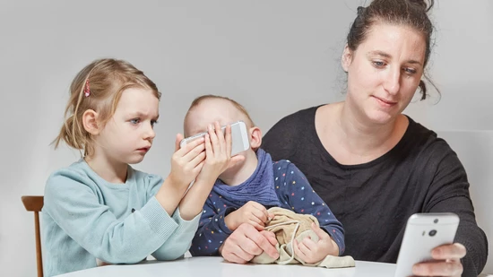 Besser nicht zu lange: Zu viel Zeit am Bildschirm geht bei Kleinkindern auf Kosten der Sprachentwicklung.  