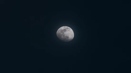 Vollmond: Am Montag zeigt sich der Mond etwas kleiner und verdunkelt. (Symbolbild)