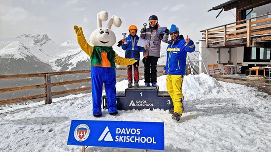 Die Tagessieger mit Maskottchen «Snowli» und Skilehrer.