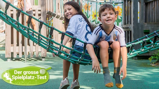 Lächeln für die Kamera: Lou (links) und Dea sitzen in der Hängematte und posieren für die Fotografin.