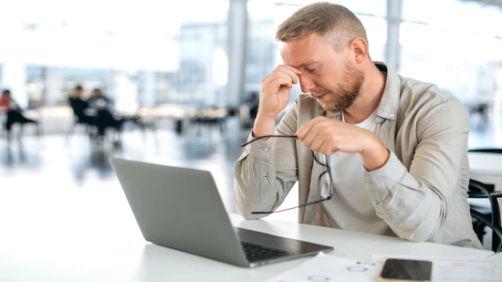 Immer weiter ohne Pause? Wer die Arbeit nie ruhen lassen kann und dennoch das Gefühl hat zu versagen, leidet womöglich an einem Burn-on. 