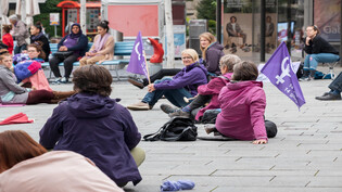 Frauenstreik Chur Alexanderplatz Gleichberechtigung Gleichstellung Frauenrechte Sitzstreik Frauenstreikkollektiv Graubünden 