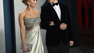 Scarlett Johansson (links) und ihre Freund Colin Jost haben in kleinem Kreis geheiratet. (Archivbild)