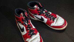 Waren einem Käufer fast 139'000 Franken wert: die Turnschuhe, die der frühere NBA-Star Michael Jordan 1985 in seiner aussergewöhnlichen ersten Saison bei den Chicago Bulls getragen hatte.