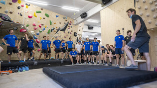 Die Spieler des HC Davos waren für ein besonderes Sommertraining in der Kletterhalle in Domat/Ems zu Gast.