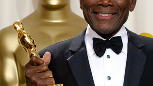 ARCHIV - Sidney Poitier hält seinen Ehren-Oscar während der 74. jährlichen Academy Awards. Schauspiellegende Sidney Poitier ist tot. Der erste schwarze Gewinner eines Oscars als bester Hauptdarsteller starb im Alter von 94 Jahren, wie ein Beamter im…