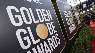 ARCHIV - Schilder hängen bei den 77. Golden Globe Awards am roten Teppich. Bei der Bekanntgabe der Golden-Globe-Gewinner in der Nacht zum Montag wird es in diesem Jahr nicht die übliche Gala-Party geben. Das sagte Helen Hoehne, Vorsitzende des Verbands…