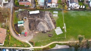 Blick aus der Luft in die Vergangenheit: Das neu entdeckte Amphitheater in Kaiseraugst AG liegt unmittelbar am Rheinufer.