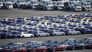 Vor allem dank steigenden Auto-Exporten sind die Ausfuhren aus Japan im Dezember auf ein Rekordhoch gestiegen. Im Bild für den Export bestimmte Autos am Hafen in Yokohama. (Archivbild)