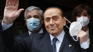 ARCHIV - Silvio Berlusconi, ehemaliger Premierminister von Italien winkt Medienvertretern zu während er in der Abgeordnetenkammer eintrifft, um Draghi zu treffen. Foto: Alessandra Tarantino/AP/dpa