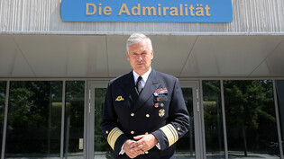 ARCHIV - Vizeadmiral Kay-Achim Schönbach, Inspekteur der Deutschen Marine, vor dem Marinekommando. Foto: Bernd Wüstneck/dpa-Zentralbild/dpa