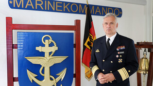 ARCHIV - Vizeadmiral Kay-Achim Schönbach, Inspekteur der Deutschen Marine, im Marinekommando. Foto: Bernd Wüstneck/dpa-Zentralbild/dpa