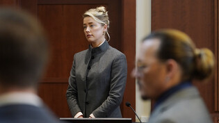 Amber Heard und Johnny Depp vor Gericht. Foto: Steve Helber/AP/dpa