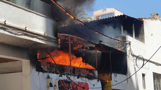 Das Restaurant «Why Not» in der Nähe des Ballermanns steht in Flammen. Nachdem die Polizei 13 deutsche Urlauber wegen mutmaßlicher Brandstiftung festgenommen hatte, bleiben diese vorerst hinter Gittern. Das berichteten die Zeitung «Diario de Mallorca»…