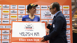 Ellen van Dijk mit ihren Rekordzeit zwischen den Händen