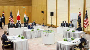 Joe Biden (vorne, 2.v.l), Präsident der USA, spricht neben Anthony Albanese (vorne, l), Premierminister von Australien, Narendra Modi (2.v.r), Premierminister von Indien, und Fumio Kishida (3.v.r), Ministerpräsident von Japan, bei einem Gipfeltreffen der…