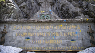 Wer das Suworow-Denkmal in der Schöllenenschlucht mit Farbe verschmiert hat, weiss die Urner Polizei noch nicht. (Archivbild)