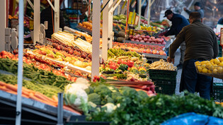 Obst und Gemüse gelten als gesund und stehen bei Vielen fest auf dem Ernährungsplan. Doch nun ergab eine groß angelegte Analyse, dass auf fast einem Drittel der untersuchten Proben mutmaßlich giftige Stoffe gefunden wurden. Foto: Frank Rumpenhorst/dpa