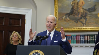 Der US-Präsident Joe Biden spricht im Weißen Haus. Zwei Jahre nach der Ermordung des Afroamerikaners George Floyd durch einen Polizisten will Biden strengere Regeln für die Bundespolizei durchsetzen. Das sagte ein Regierungsvertreter am Dienstagabend …