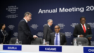 Am Mittwoch hat Pfizer-Chef Albert Bourla (links) zusammen mit Bill Gates sowie den Präsidenten von Ruanda, Paul Kagame, und Ruanda, Lazarus Chakwera, eine neue Vereinbarung zur Reduzierung der Ungleichheit im Gesundheitswesen bekannt gegeben.