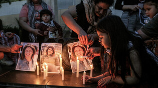 Ein Mädchen zündet Kerzen an, während einer Mahnwache vor dem ESCWA-Gebäude der Vereinten Nationen für die getötete Al-Dschasira-Journalistin Schirin Abu Akle. Die 51-jährige Schirin Abu Akle war am 11.05.2022 während eines israelischen Militäreinsatzes…