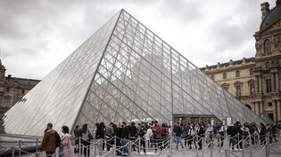 Die Pariser Polizei hat 14 Personen festgenommen, die gebrauchten Louvre-Eintrittskarten an Touristen verkauft haben. (Archivbild)