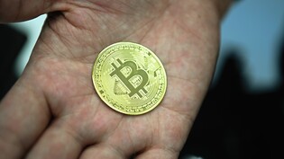 Die Kryptowährung Bitcoin bleibt auf Talfahrt. (Archivbild)