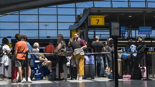 An den Flughäfen in den USA wie hier am New Yorker Flughafen John F. Kennedy International Airport müssen derzeit zahlreiche Flüge gestrichen werden. (Archivbild)