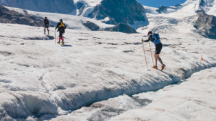 Nicht ungefährlich: Ein Läufer überquert eine Gletscherspalte.