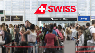 Der Flughafen Zürich sieht sich für den erwarteten Ansturm während der Sommerferien gewappnet. In den kommenden Wochen werden an mehreren Tagen zwischen 80'000 und 90'000 Passagiere erwartet.(Archivbild)