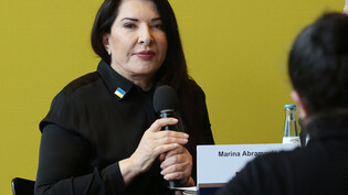 ARCHIV - Die Performance-Künstlerin Marina Abramovic beantwortet auf einer Pressekonferenz zum Opernprojekt "7 Deaths of Maria Callas" Fragen von Journalisten. Foto: Wolfgang Kumm/dpa