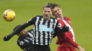 Fabian Schär (vorne) fightet für Newcastle United