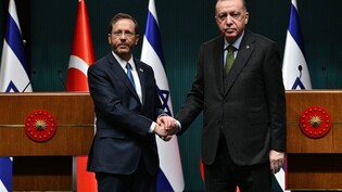 dpatopbilder - ARCHIV - Recep Tayyip Erdogan (r), Präsident der Türkei, gibt Izchak Herzog, Präsident von Israel, während einer Pressekonferenz nach ihrem Treffen im Präsidialkomplex die Hand. Foto: Haim Zach/GPO/dpa - ACHTUNG: Nur zur redaktionellen…