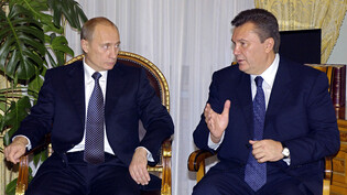 Die Schweiz hat sich den Sanktionen gegen den pro-russischen Ex-Präsidenten der Ukraine, Viktor Janukowitsch (rechts neben Wladimir Putin), angeschlossen. (Archivbild)