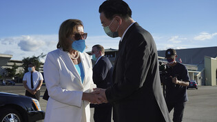 HANDOUT - Auf diesem vom taiwanesischen Außenministerium veröffentlichten Foto spricht Nancy Pelosi (l), Sprecherin des US-Repräsentantenhauses, mit Joseph Wu, Außenminister von Taiwan, während vor ihrer Abreise. Nach ihrem Besuch in Taiwan ist Pelosi…