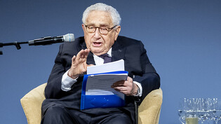 ARCHIV - Henry A. Kissinger, ehemaliger US-Außenminister, spricht bei der Verleihung des Henry-A.-Kissinger-Preises an die Bundeskanzlerin. Foto: Christoph Soeder/dpa