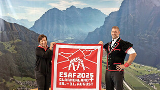 Enthüllt: Vreni Schneider und Roger Rychen zeigen das Logo des Esaf 2025.