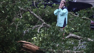 Eine Frau begutachtet die Schäden rund um ihr Mobilheim in Davie, Florida. Hurrikan «Ian» hat auf seinem Weg in Richtung Florida weiter an Kraft zugenommen. Foto: Joe Cavaretta/South Florida Sun-Sentinel/dpa