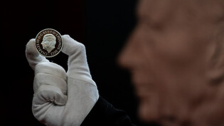 Das offizielle Münzbildnis von König Charles III. auf einer 5-Pfund-Münze. Foto: Aaron Chown/PA Wire/dpa