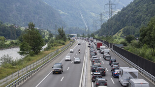 Vor dem Gotthard-Nordportal kommt es wegen Verkehrsüberlastung regelmässig zu langen Staus. (Archivbild)