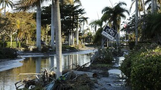 HANDOUT - Trümmer und Hochwasser verschmutzen den Gulf Shore Boulevard in Naples. Foto: Tampa Bay Times/Tampa Bay Times via ZUMA Press/dpa - ACHTUNG: Nur zur redaktionellen Verwendung im Zusammenhang mit einer Berichterstattung und nur mit vollständiger…