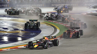 Sergio Perez im Red Bull (vorne) feiert in Singapur seinen vierten GP-Sieg in der Formel 1