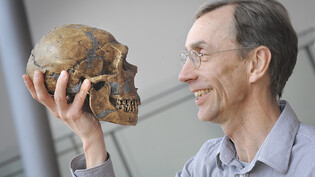 HANDOUT - Dieses von der Max-Planck-Gesellschaft zur Verfügung gestellte Foto zeigt Svante Pääbo, Wissenschaftler aus Schweden, der einen Totenschädel hält und ihn lächelnd anschaut. Der Nobelpreis für Medizin geht 2022 an den in Leipzig forschenden…
