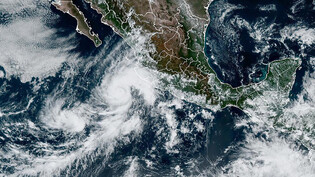 HANDOUT - Dieses am 01.10.2022 um 20:20 UTC aufgenommene und von der NOAA zur Verfügung gestellte Satellitenbild zeigt den Tropensturm «Orlene». Der Tropensturm «Orlene» hat Hurrikanstärke erreicht und zieht auf die mexikanische Pazifikküste zu. Foto: -…