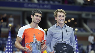 Carlos Alcaraz (links) und Casper Ruud vereint nach dem Final des US Open im September