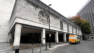 Ein Polizeiwagen parkt vor dem Manchester Crown Court. Weil sie sieben Babys auf einer Neugeborenenstation getötet haben soll, steht hier eine Krankenschwester vor Gericht. Foto: Steve Allen/PA Wire/dpa