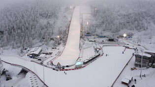 In Kuusamo herrscht Winter: Der Auslauf der Schanze und das Langlauf-Stadion liegen gleich nebeneinander.