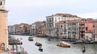 ARCHIV - Boote fahren auf dem Canal Grande vor Beginn der Kunstbiennale. Die Kunstbiennale in Venedig ist mit einer Rekordzahl an Besucherinnen und Besuchern zu Ende gegangen. Foto: Felix Hörhager/dpa