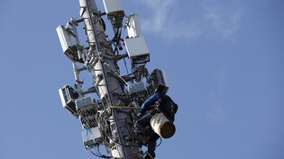 Erneut wurden die Mobilfunknetze von Swisscom und Sunrise von der Fachzeitschrift "Connect" mit dem Prädikat "überragend" ausgezeichnet. Salt rückt aber spürbar an die beiden anderen Telekom-Anbieter heran. (Archivbild)